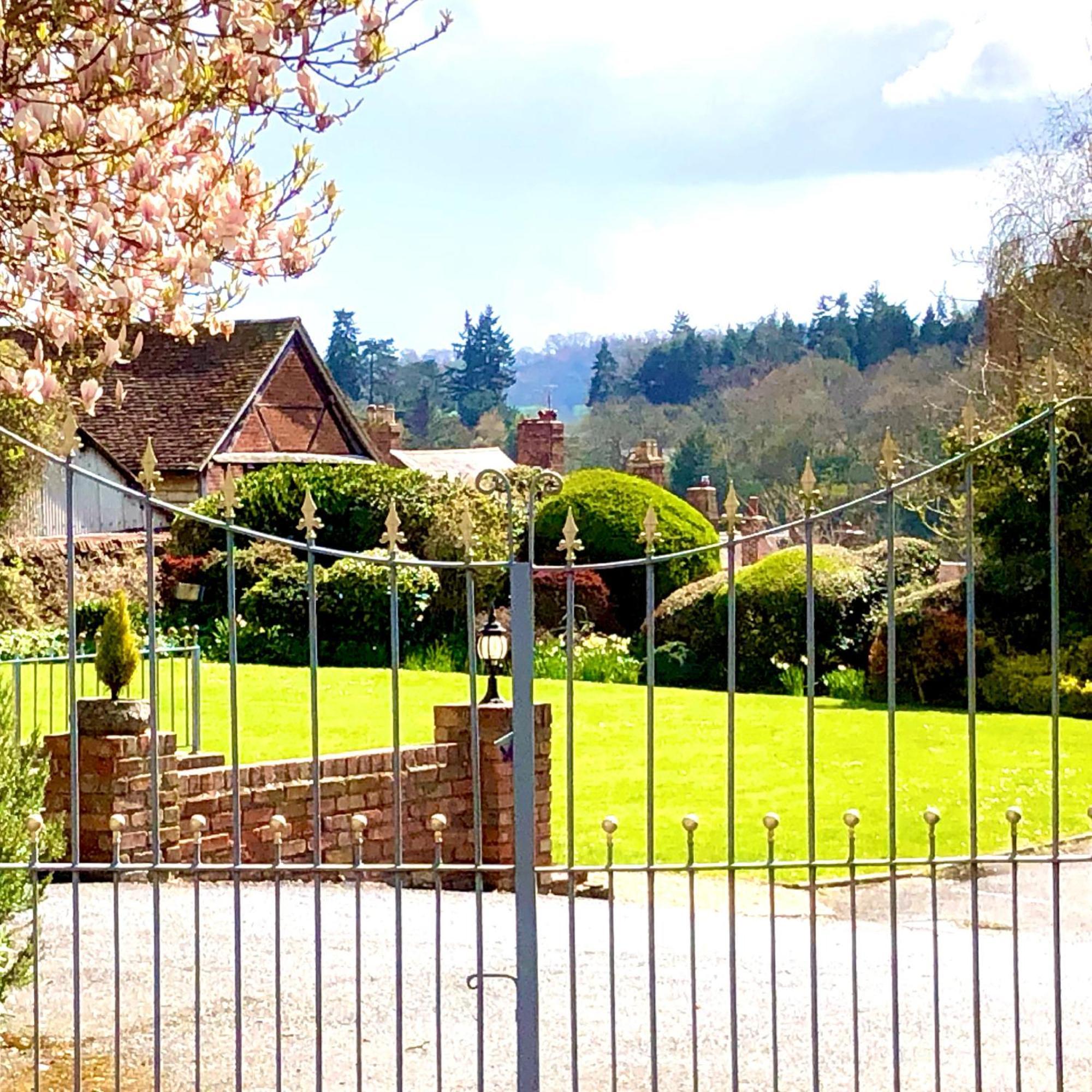 Flower Cottage By Ludlow Castle With Onsite Parking Экстерьер фото